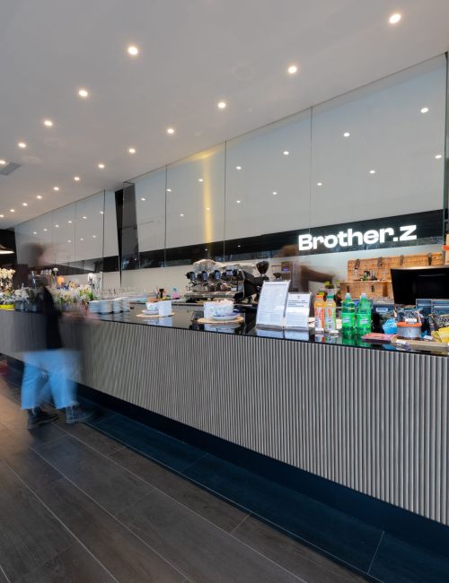 Il bancone del bar Brother.z illuminato con faretti