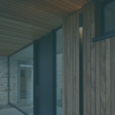 Parete in legno con luce diffusa