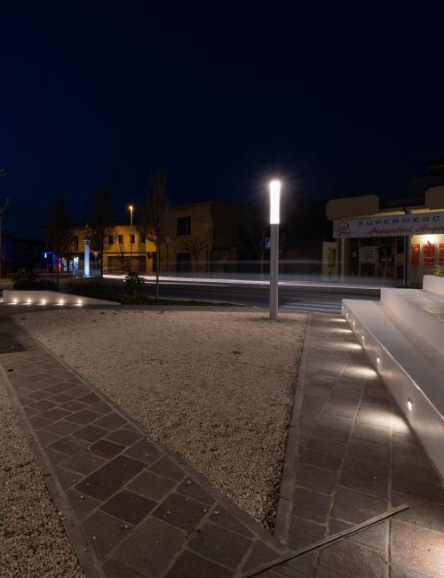 Piazzetta illuminata di sera