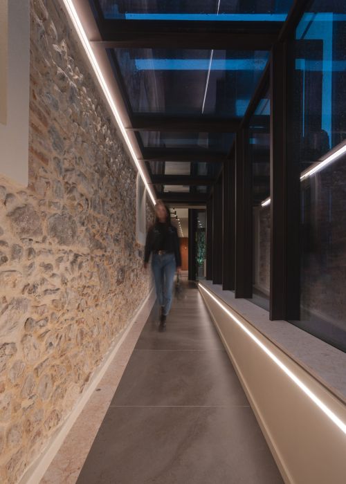 Entrata del cinema illuminata con faretti da esterno.