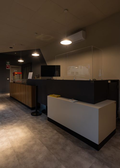 Biglietteria cinema illuminata con sospensioni Linea Light