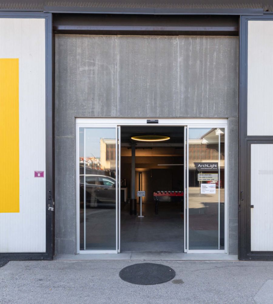 Porta scorrevole di un'azienda