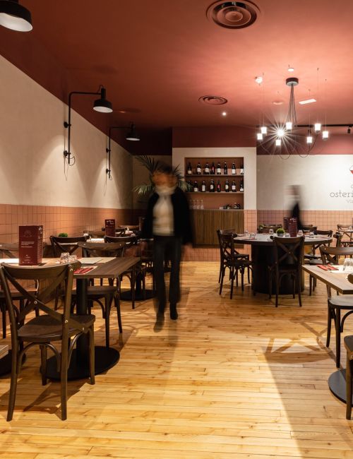 Sala di un ristorante illuminato