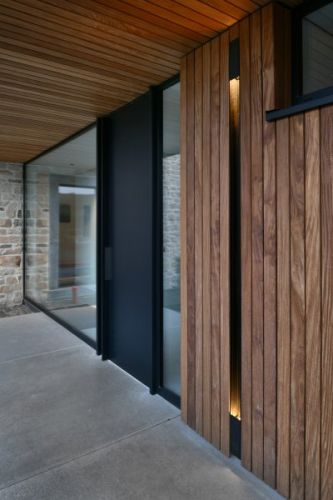 Luce da parete elegante per mura con dettagli in legno 