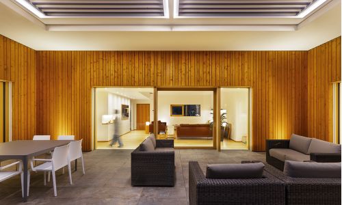 Portico di una villa illuminato