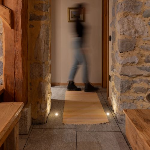 Faretti ad incasso nel pavimento di uno chalet