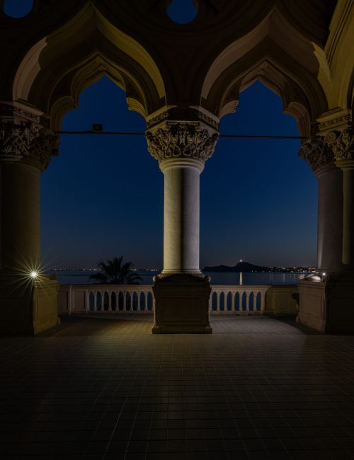 Portico illuminato di sera
