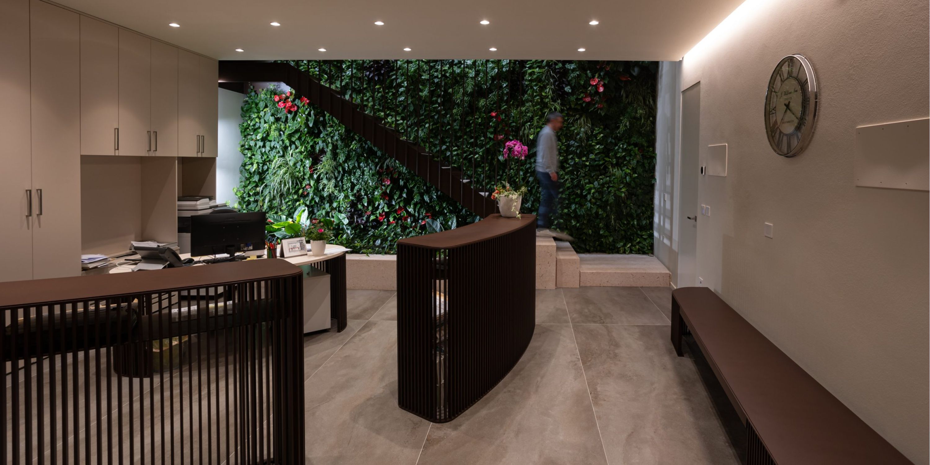 Entrata uffici illuminata con faretti da incasso.