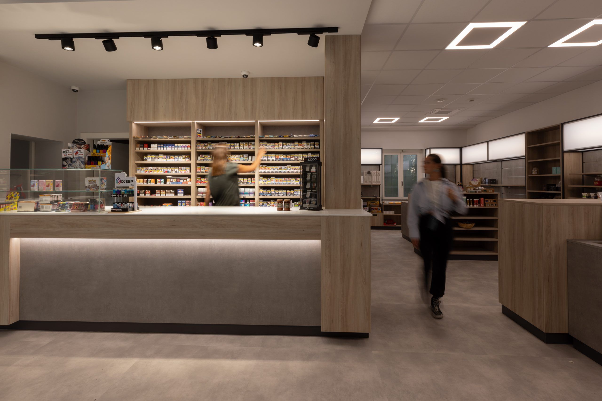 Persone in una tabaccheria illuminata con diversi tipi di luce