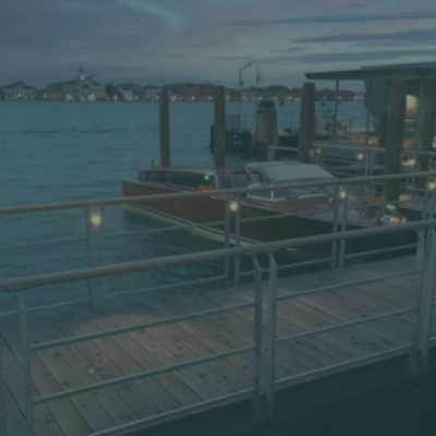 Passerella in legno accanto ad un lago