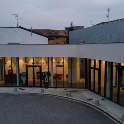 Esterno di un edificio illuminato