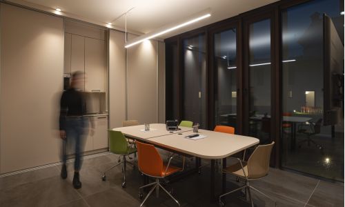 Piccola sala riunioni illuminata con sospensione led