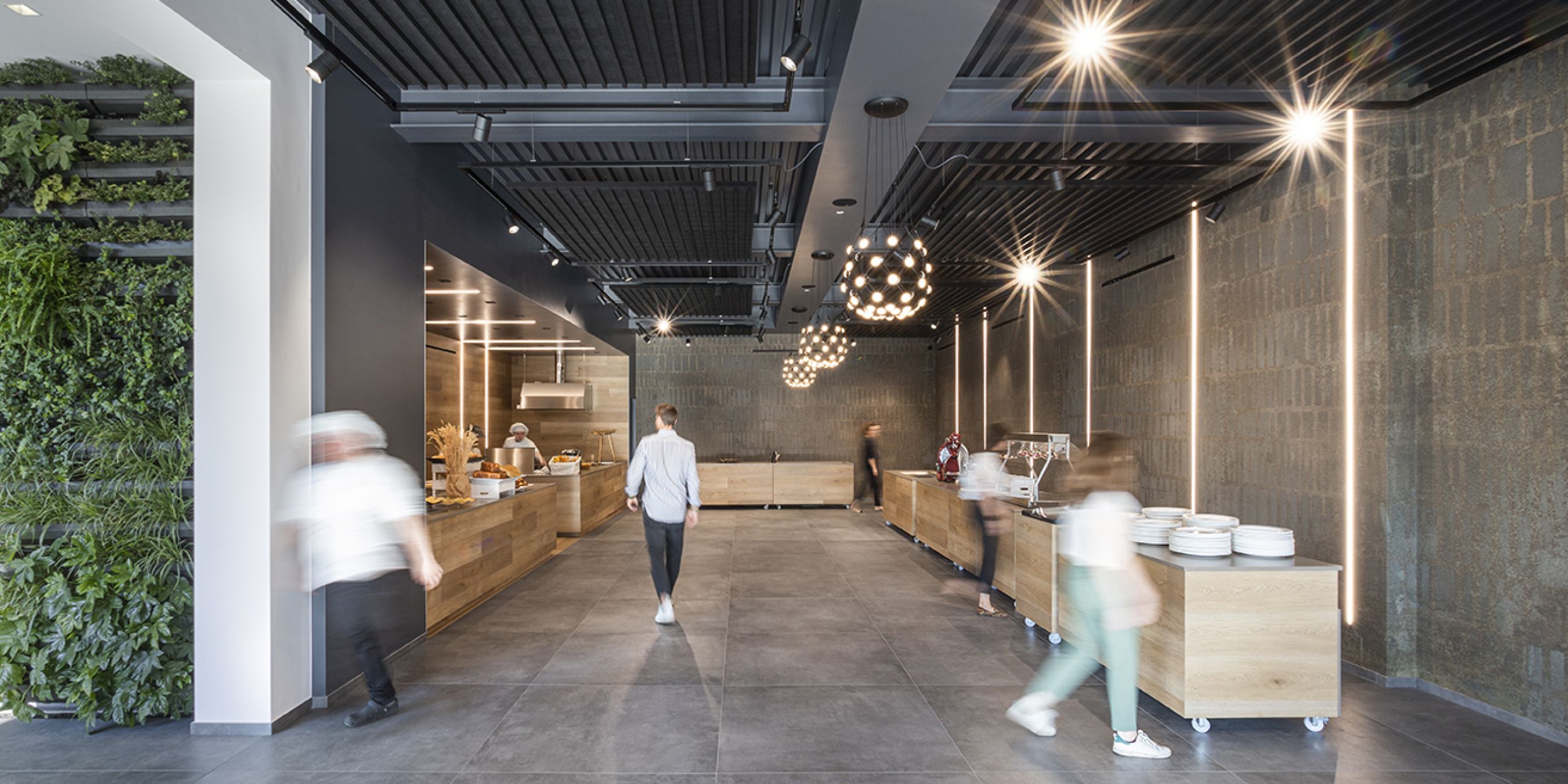 Persone all'interno di un ristorante illuminato con diversi tipi di luce