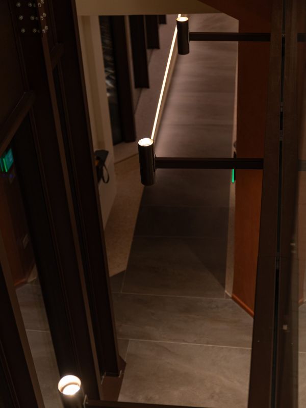 Luci accese in sala per l’ingresso degli spettatori a teatro