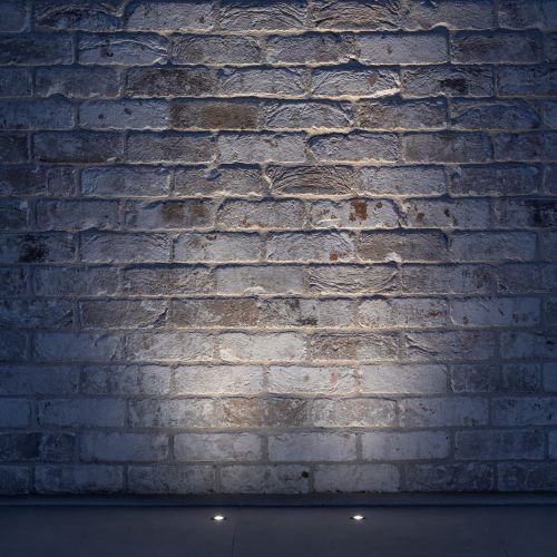 Faretti che illuminano la parete esterna di una villa