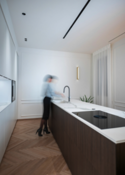 Cucina illuminata con un binario a soffitto