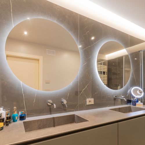Bagno con specchi retroilluminati