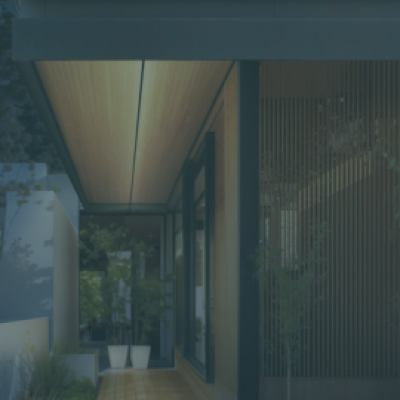 Zona portico con tetto in legno llluminato da un binario led