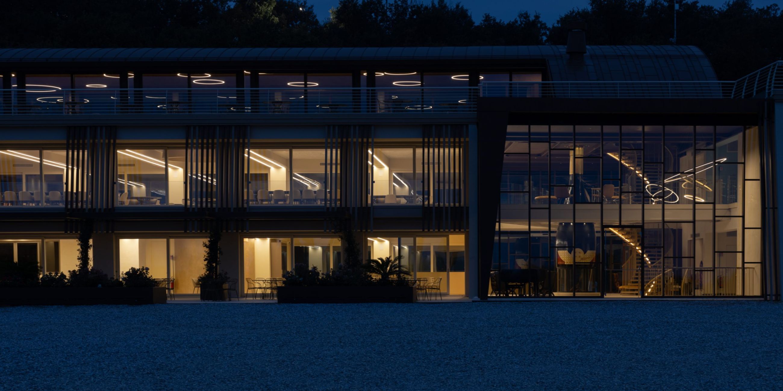 Vista dall'esterno della Cantina Bottenago illuminata