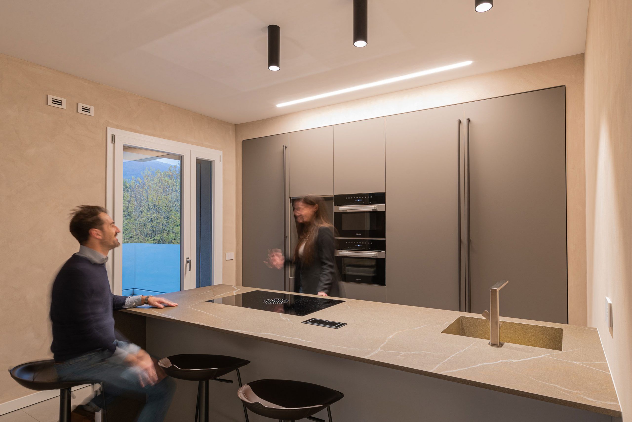 luci a sospensione per illuminare la penisola della cucina