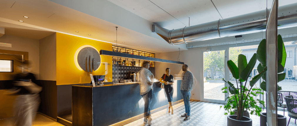 Bancone di un ristorante on persone che parlano