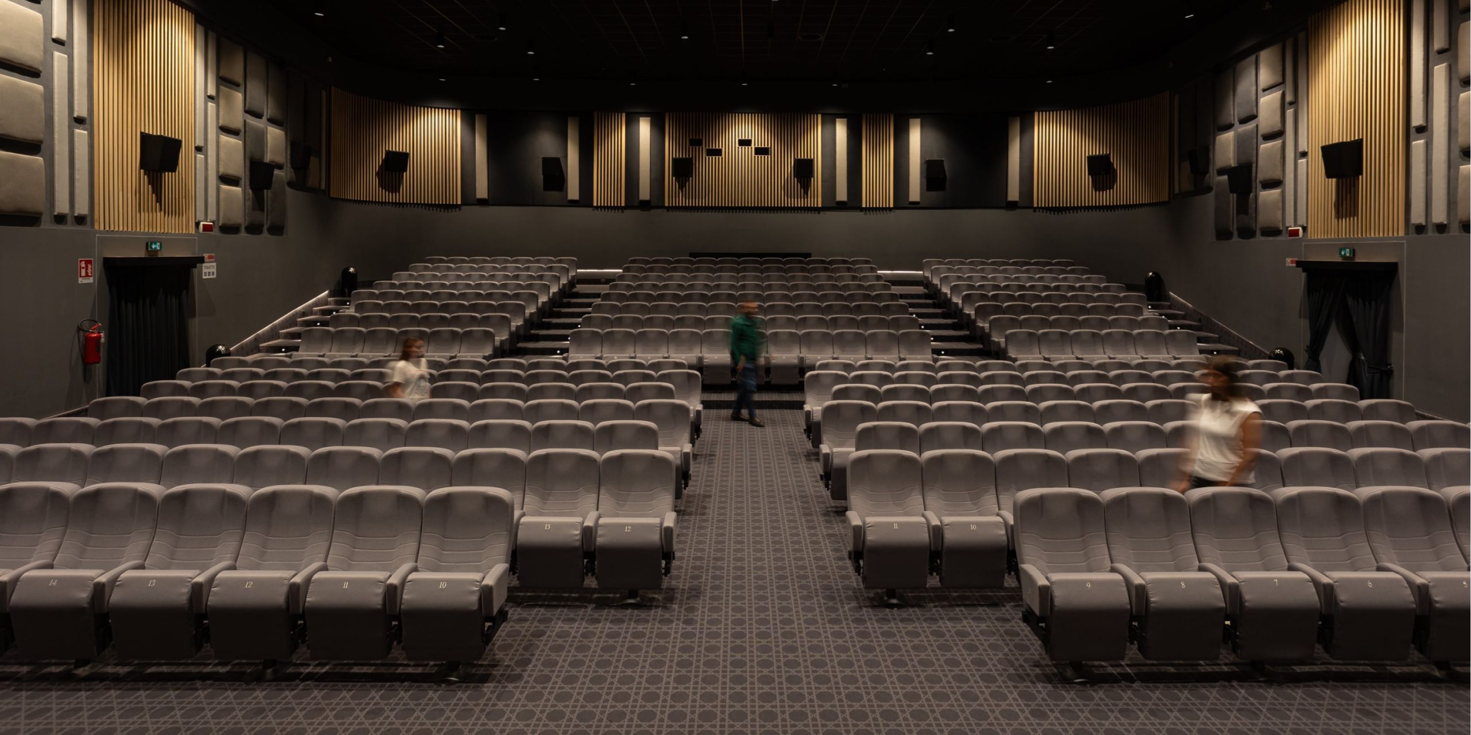 Veduta interna della sala cinema con illuminazione su misura