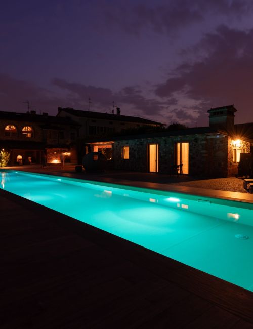 Piscina illuminata di notte