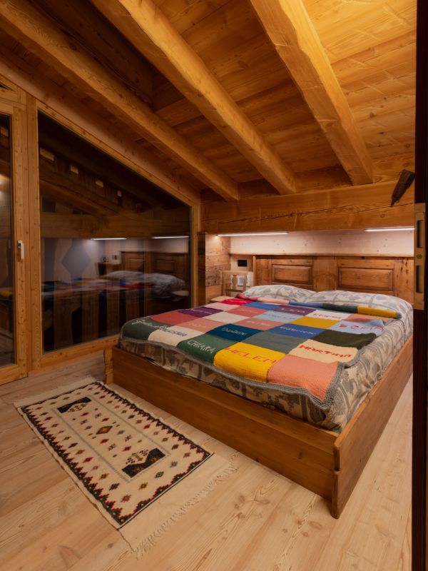 La camera matrimoniale dello chalet ricavata nel vecchio fienile