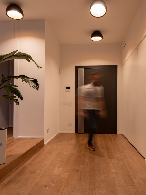 Porta di entrata di una villa con illuminazione a soffitto