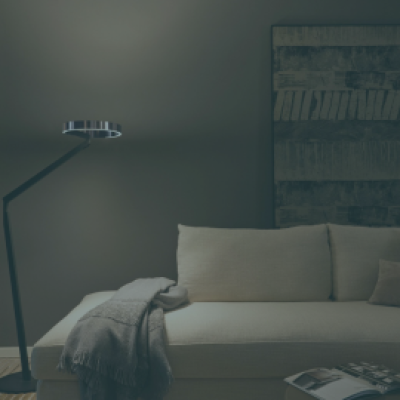 Lampada da terra in un salotto con divano 