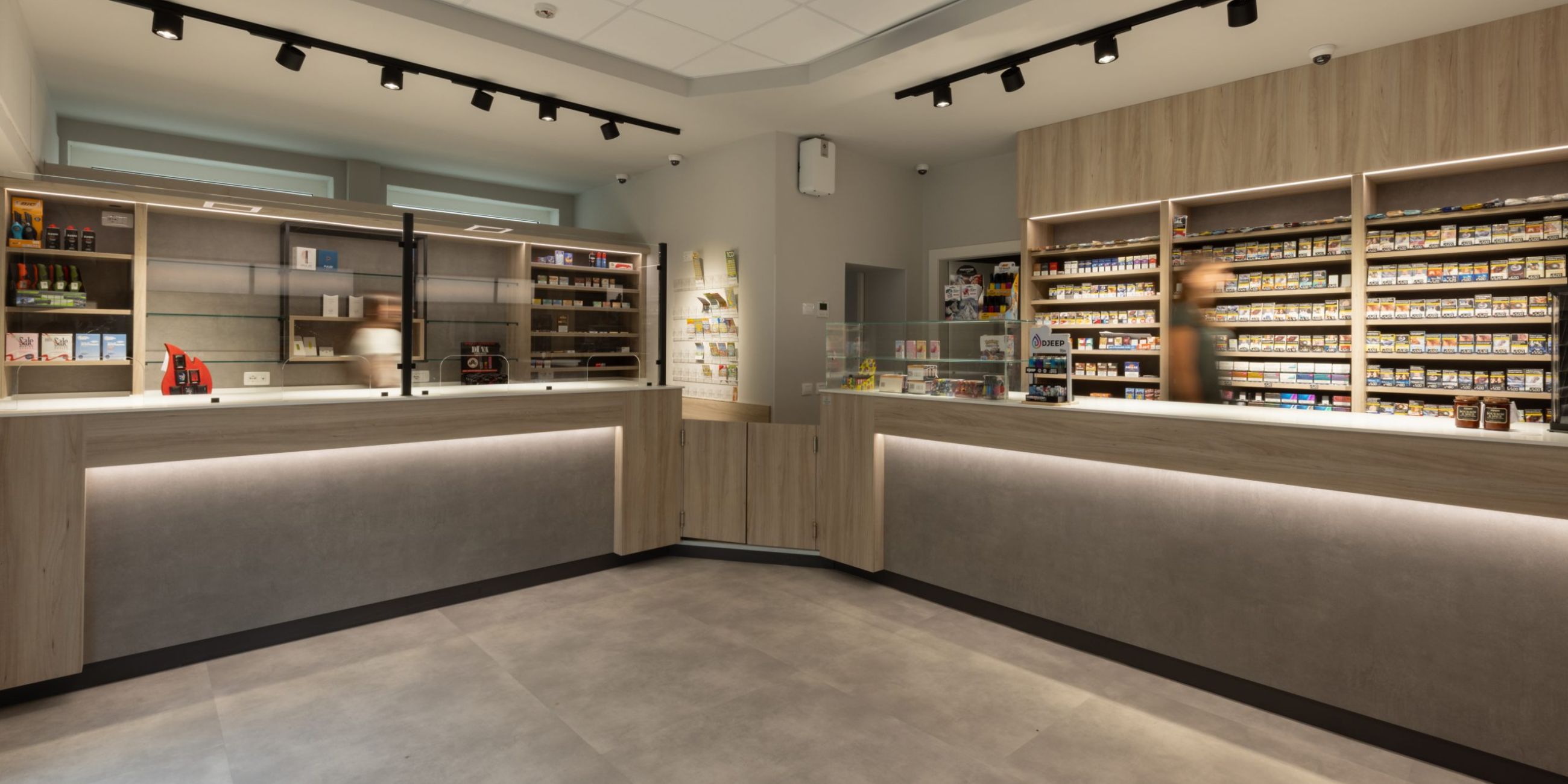 Tabaccheria illuminata da proiettori a led