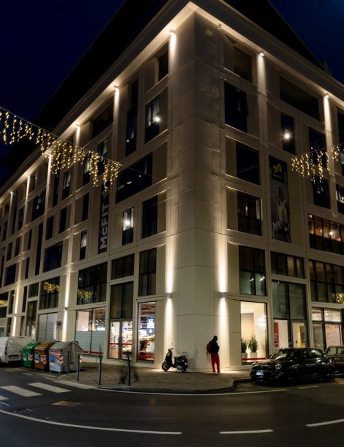 Foto di un palazzo illuminato la sera