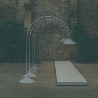 Lampade da terra in fila di colorazioni diverse