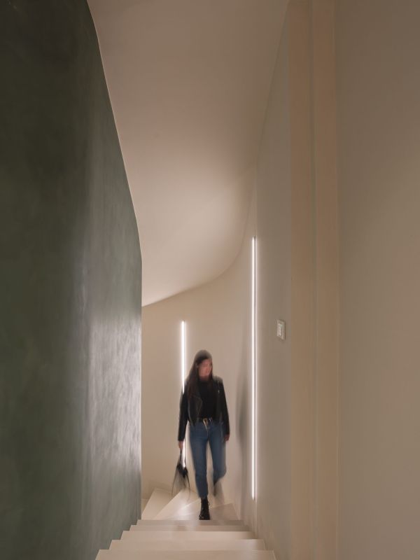 Luci accese in sala per l’ingresso degli spettatori a teatro