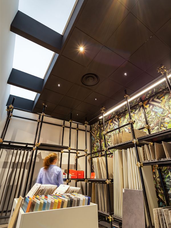 Persone che osservano prodotti in parquet