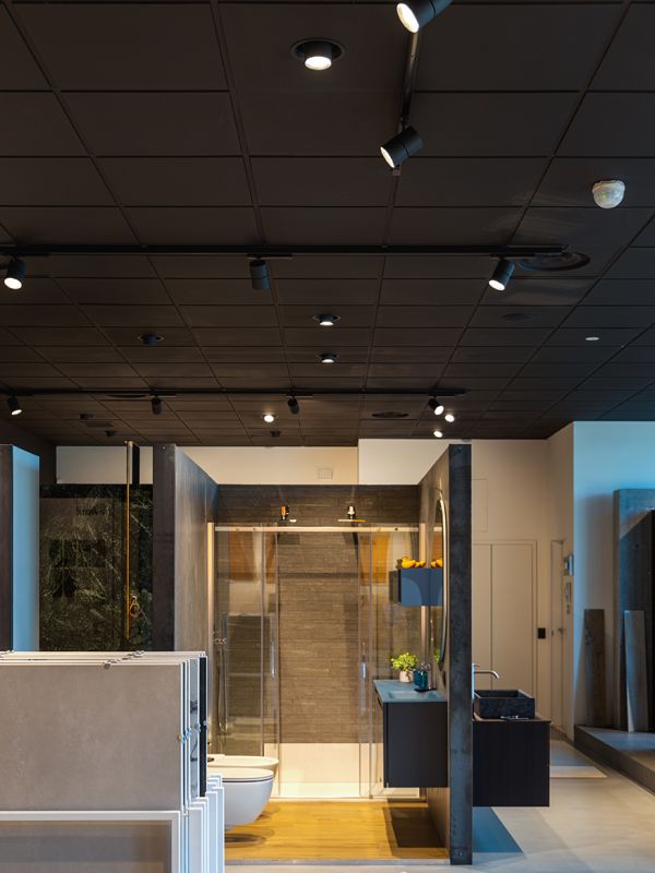 Salone espositivo illuminato da faretti da soffitto