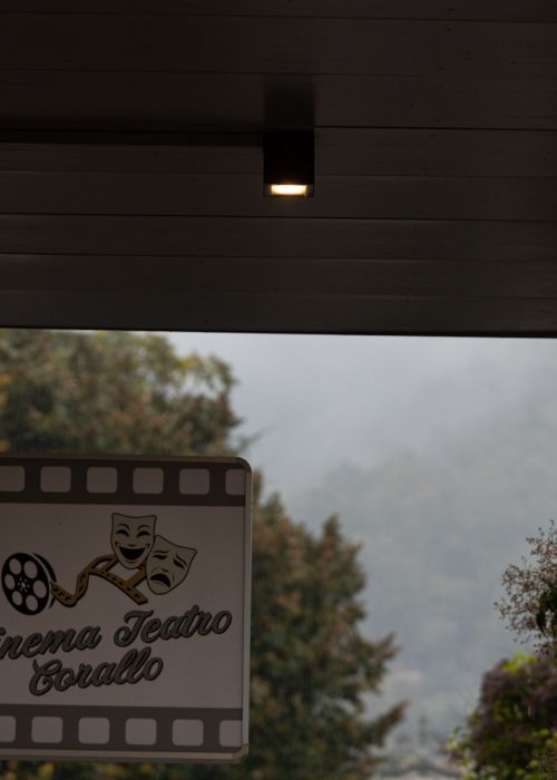 Entrata del cinema illuminata con faretti da esterno.