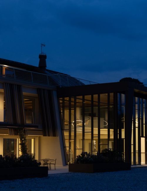 Esterni della Cantina Bottenago illuminata