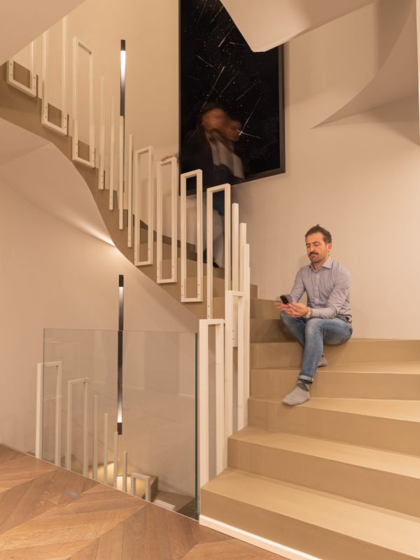 Uomo e donna su una scala di una villa