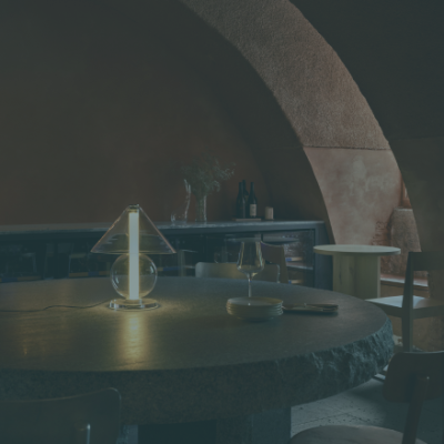 Lampada da tavolo in una sorta di taverna