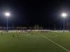 Foto di un campo da calcio durante una partita, illuminato dai pali della luce