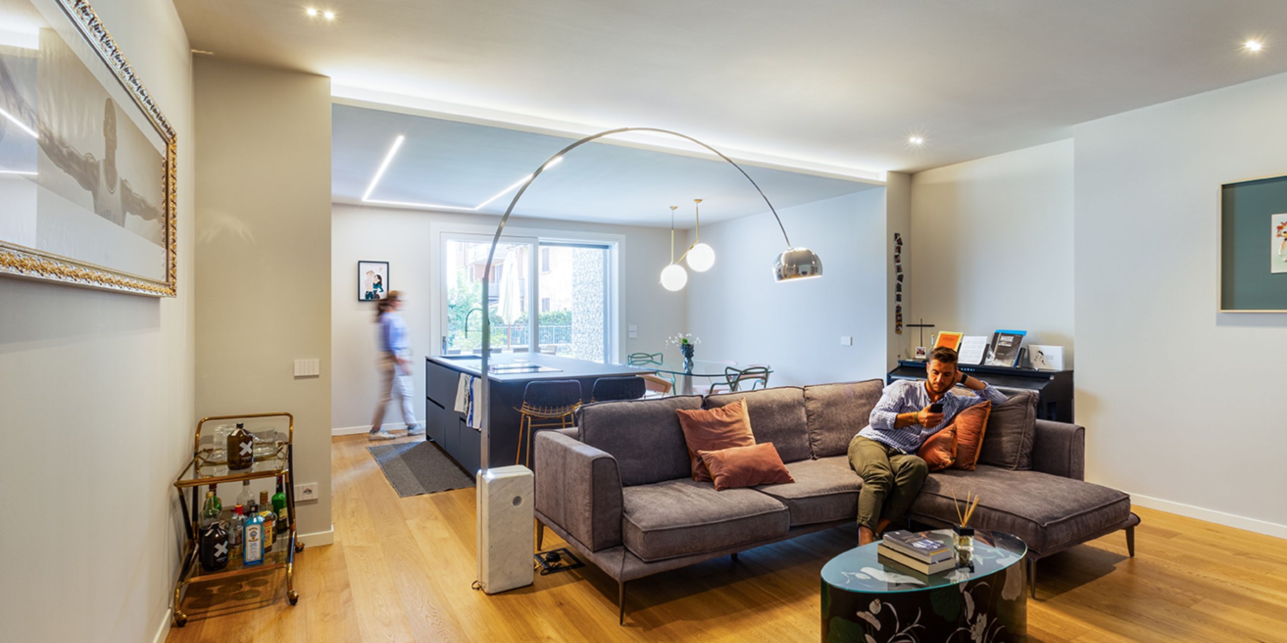 Illuminazione della facciata esterna di una baita di montagna in trentino