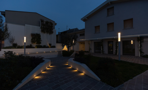Piazzetta a Visano illuminata con paletti e faretti led da esterno