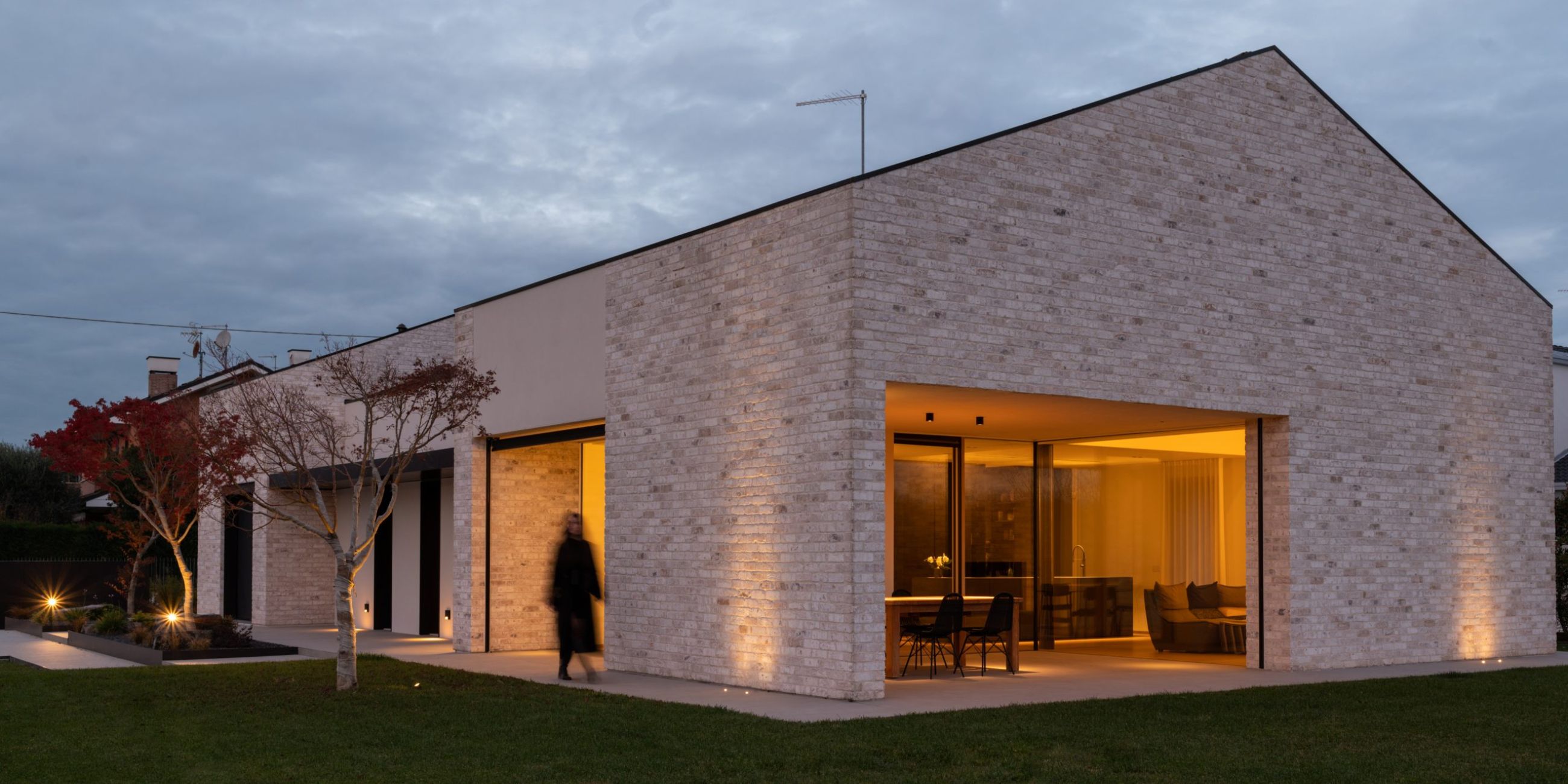 Esterno di una villa con giardino