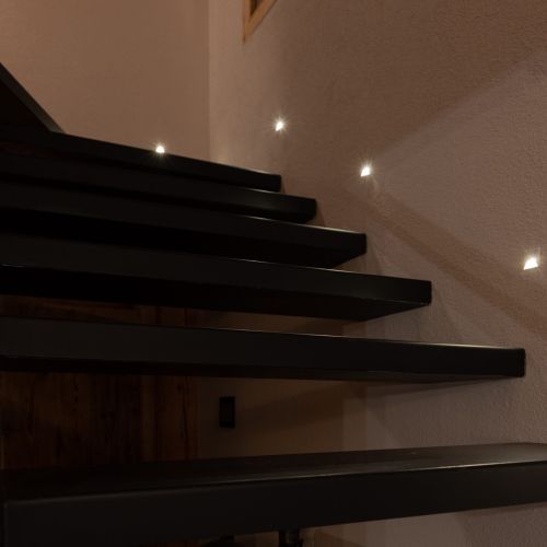 Illuminazione scala interna con segnapassi