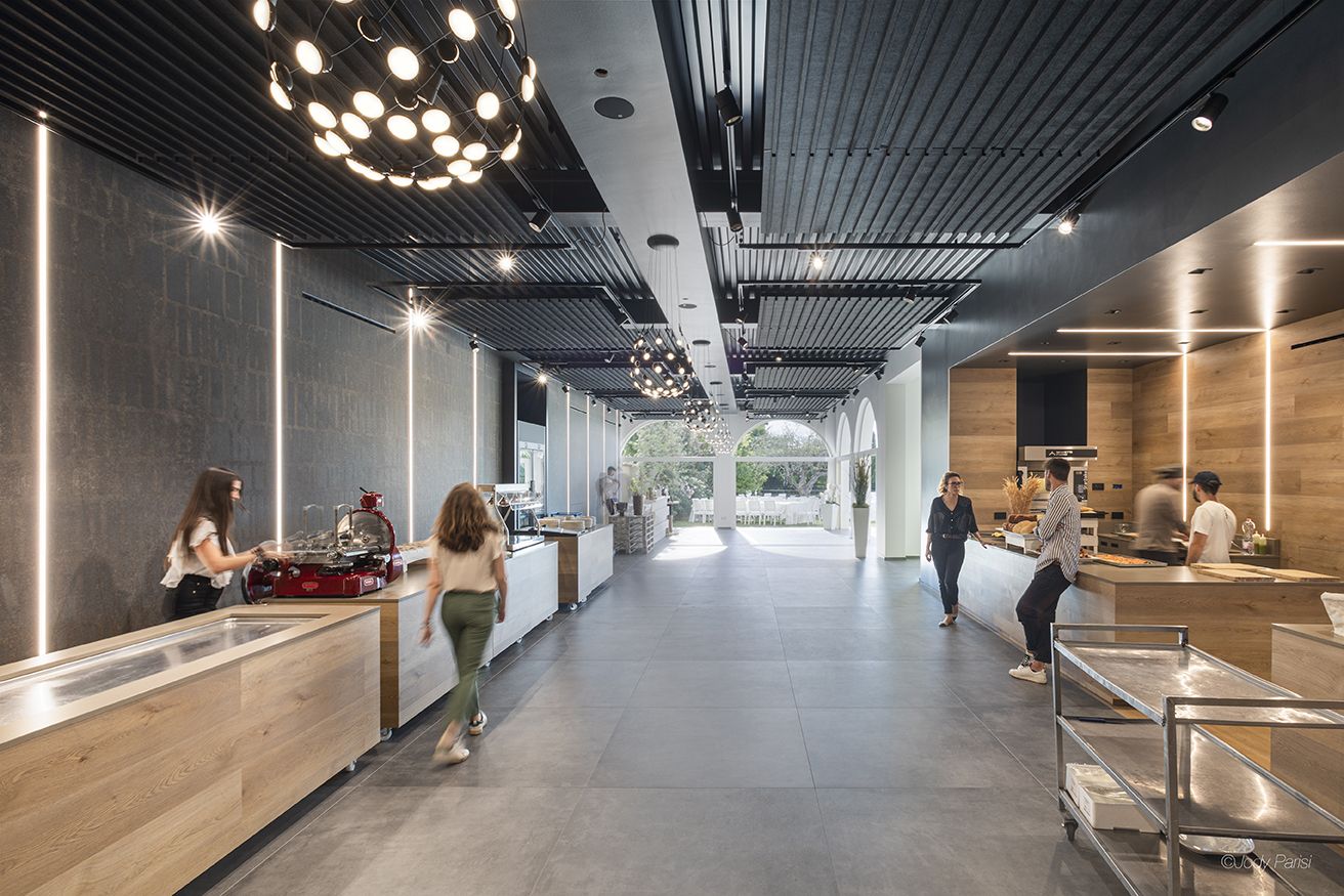 ristorante con persone che camminano