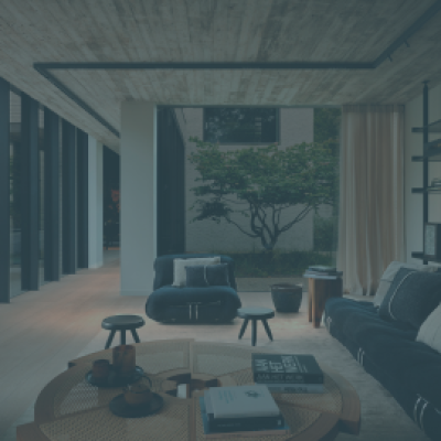 Zona living di una casa con sgabelli e divani