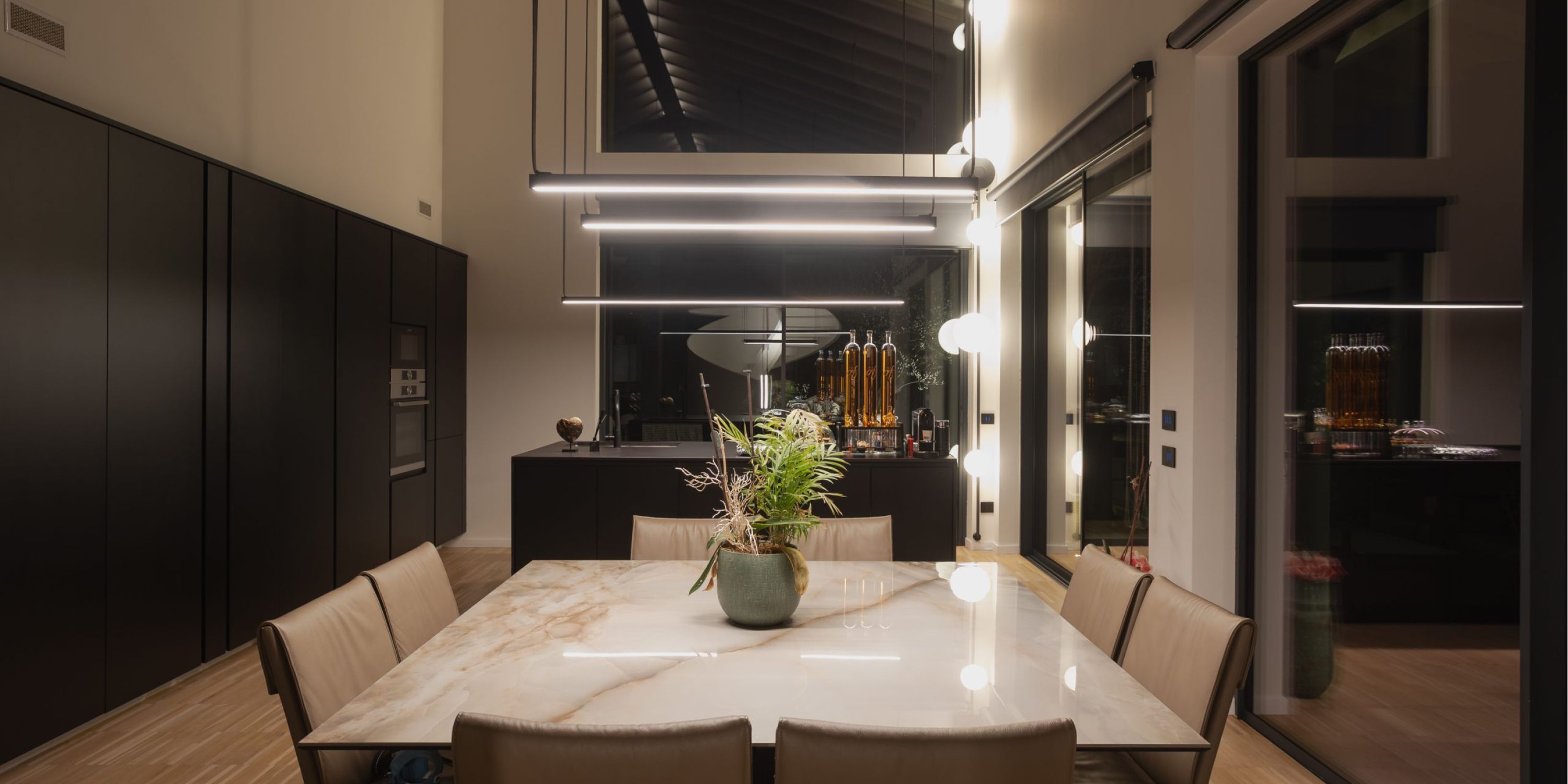 Illuminazione esterna vetrine bar enoteca con strisce led perimetrali