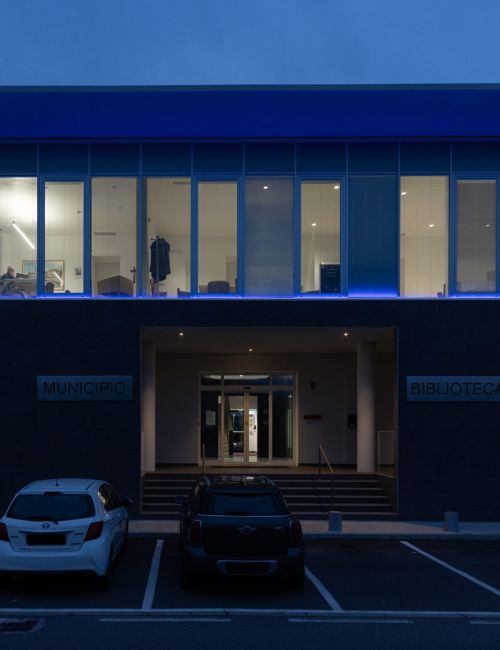 facciata illuminata del municipio di Isorella