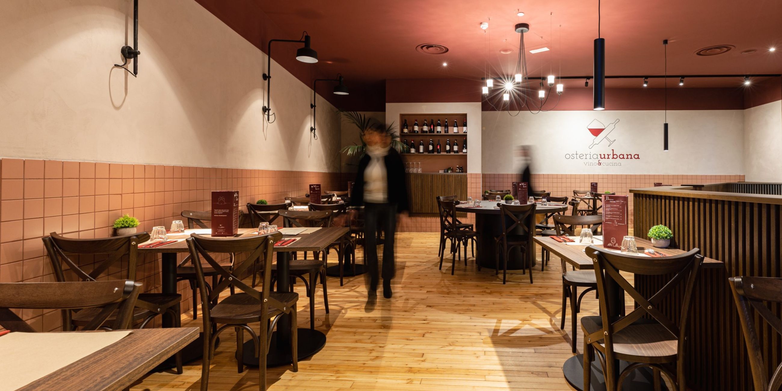 Sala di un ristorante illuminato 